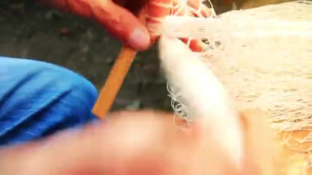 Fisherman is repair the fish net — Stock Video