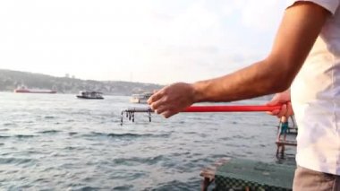 Genç fisher adam Balık tutma bosphorus Istanbul