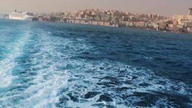 Feribot tekne Istanbul Boğazı'nın