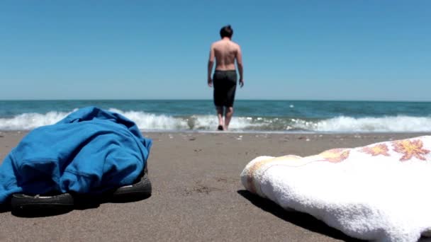 Ο μόνος άνθρωπος κολύμπι στην παραλία στις διακοπές — Αρχείο Βίντεο