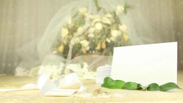 Hochzeit Einladungskarte mit Braut Schuhe — Stockvideo