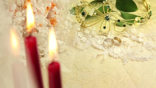 Anneaux de mariage avec bougies et fleurs — Video