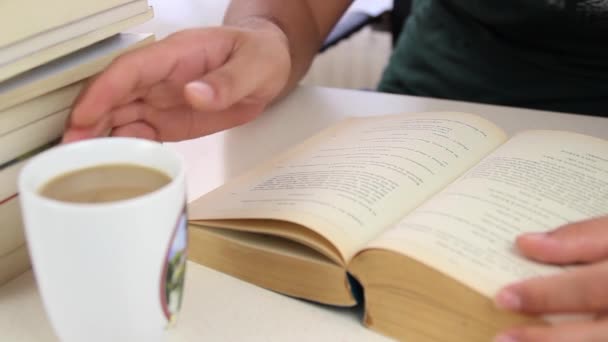 Estudiante leyendo el libro y tomar café — Vídeos de Stock