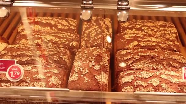 Fresh bread on the counter — Stock Video