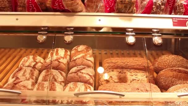 Fresh bread on the counter — Stock Video
