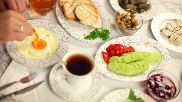 Uomo d'affari mangiare colazione in casa — Video Stock