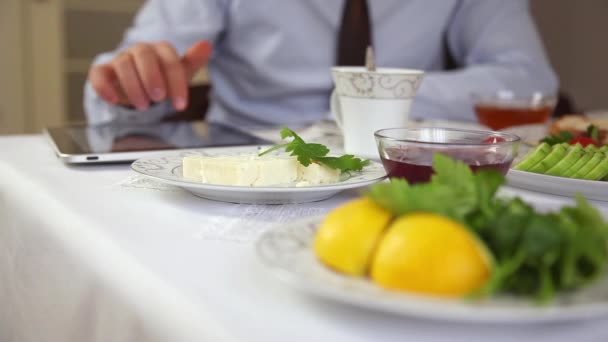 Uomo di affari che sta avendo la colazione — Video Stock