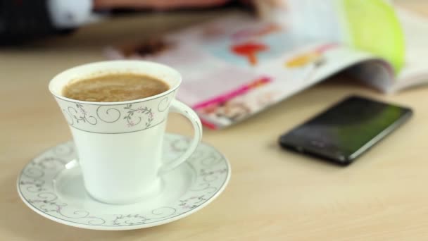 Geschäftsmann trinkt Kaffee im Büro — Stockvideo