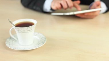 işadamı çay saati ve tablet kullanma