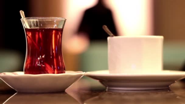 Amigos, beber té y café en la cafetería — Vídeo de stock