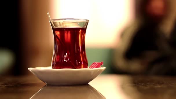 Trinkkuren türkischer Tee im Café istanbul — Stockvideo