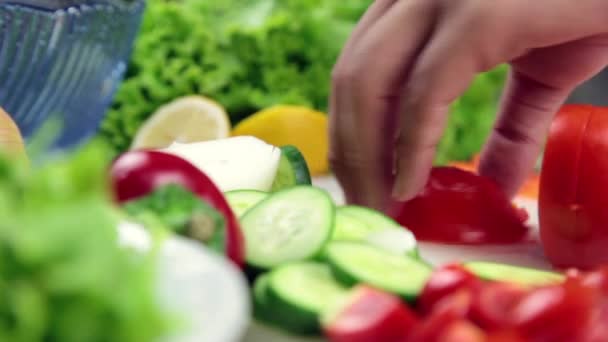 Man die salade in keuken — Stockvideo