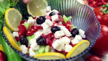 adam mutfakta salatası yapmak
