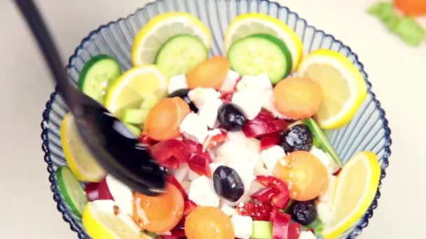 Homme faisant de la salade dans la cuisine — Video