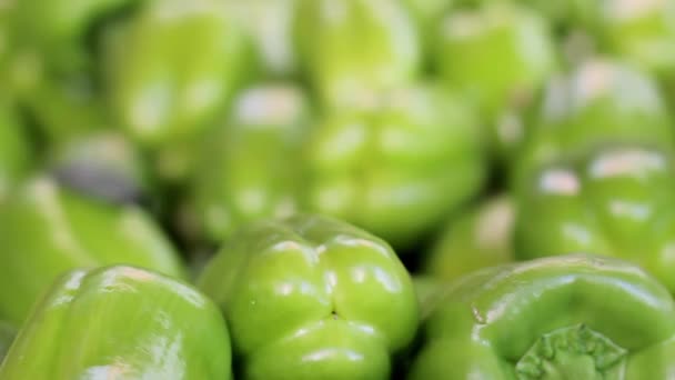 Man buying vegetable and fruit in greengrocer — Stock Video