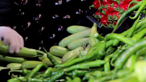 Человек, покупке овощей и фруктов в овощной — стоковое видео