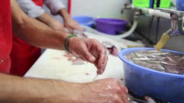 temizler ve balık pazarında Satılık hazırlar