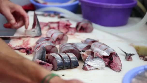Очищає і готує рибу для продажу на ринку — стокове відео