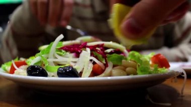 salata restoranda yemek