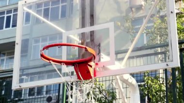 Genç adam bir topu sepetine atma