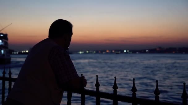 Вдень силует самотній чоловік з видом на море — стокове відео