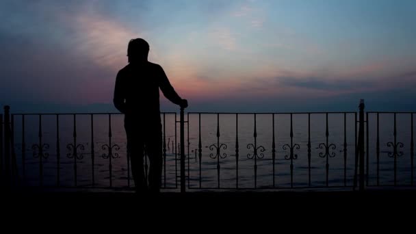 Smutek sam człowiek sylwetka z widokiem na morze — Wideo stockowe
