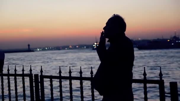 Hombre solo tristeza fumando con vistas al mar — Vídeos de Stock