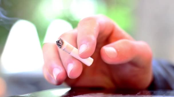Jovem fumando cigarro — Vídeo de Stock