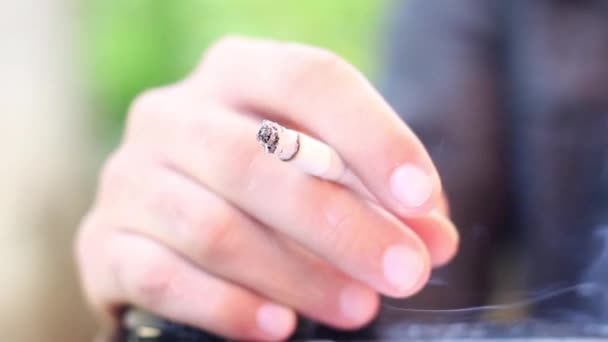 담배를 피우는 젊은이 — 비디오