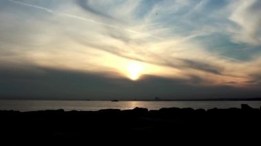 üzüntü yalnız adam silueti manzaralı