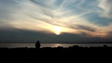 üzüntü yalnız adam silueti manzaralı