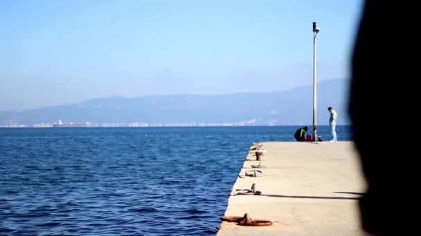 Силуэт печаль только человек с видом на море — стоковое видео