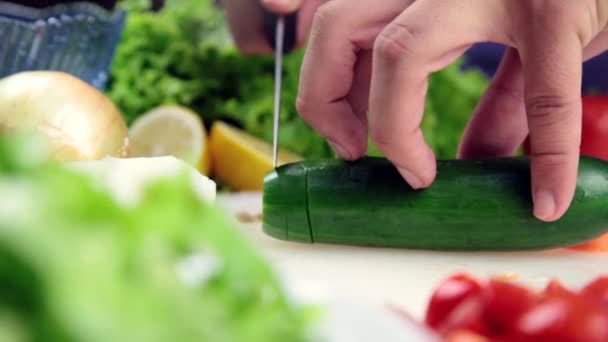 Άνθρωπος που κάνει σαλάτα στην κουζίνα — Αρχείο Βίντεο