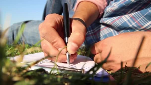 Estudiante trabajando en Park — Vídeo de stock