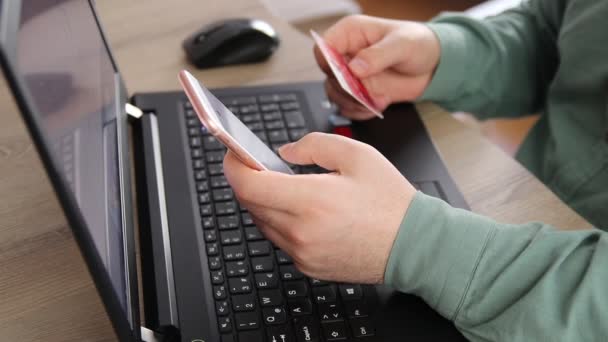 Shopping online al computer con carta di credito — Video Stock