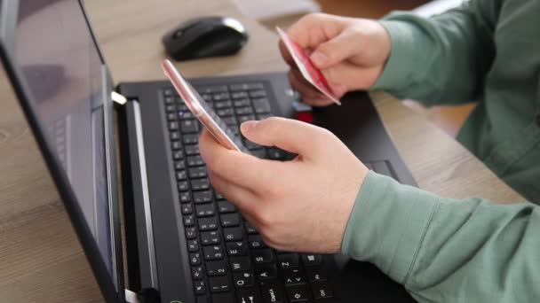 Online winkelen op een computer met een creditcard — Stockvideo