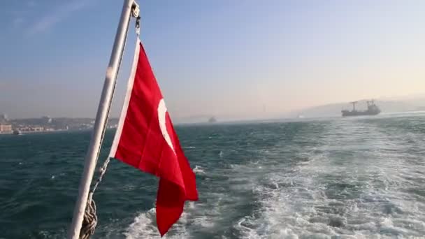 Türkische Flagge weht am Heck eines istanbul Schiffes — Stockvideo