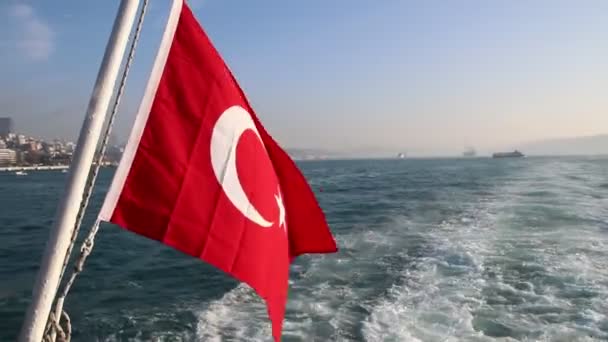Bandera turca ondeando en la popa de un barco de Estambul flota — Vídeos de Stock