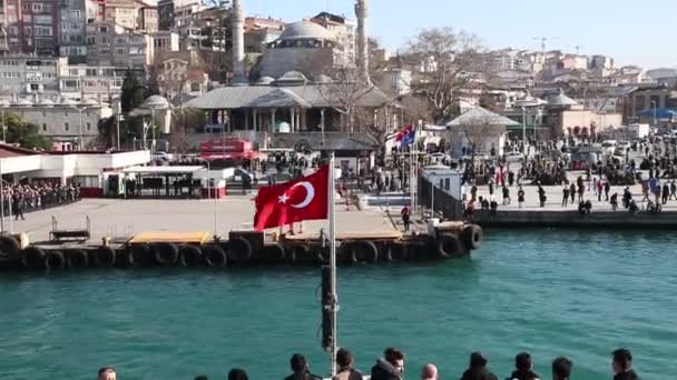 Bandera turca ondeando en la popa de un barco de Estambul flota — Vídeos de Stock