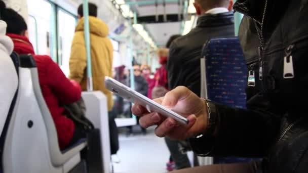 Mensagens no smartphone dentro do metrô — Vídeo de Stock