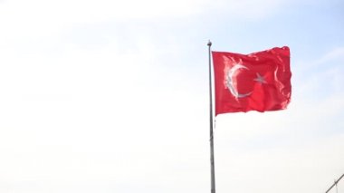 Türk bayrağı sallayarak bir Istanbul gemi kıçı üzerinde yüzen olduğunu