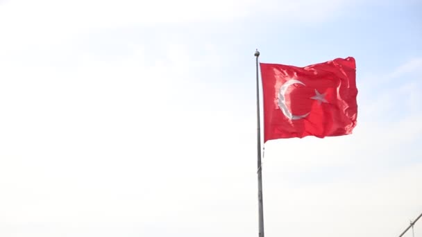 Turkiska flaggan vifta på aktern av ett skepp i Istanbul är flytande — Stockvideo