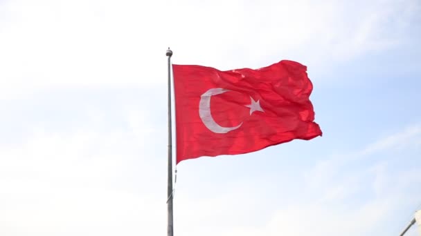 Bandera turca ondeando en la popa de un barco de Estambul flota — Vídeos de Stock