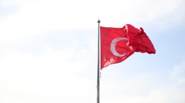 Türk bayrağı sallayarak bir Istanbul gemi kıçı üzerinde yüzen olduğunu