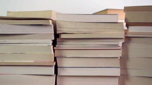 Los libros desaparecen de las estanterías — Vídeo de stock