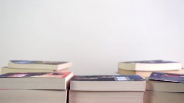 Büyüyen Kitap Yığını