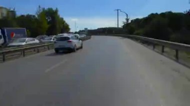üzerinden yolda hızlı ve heyecan verici bir yolculuk