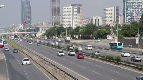 Tráfico de coches de ciudad en la autopista de la ciudad moderna — Vídeo de stock