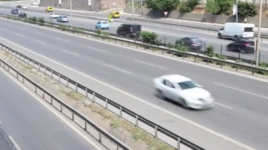 Modern şehir otoyolunda şehir araba trafiği