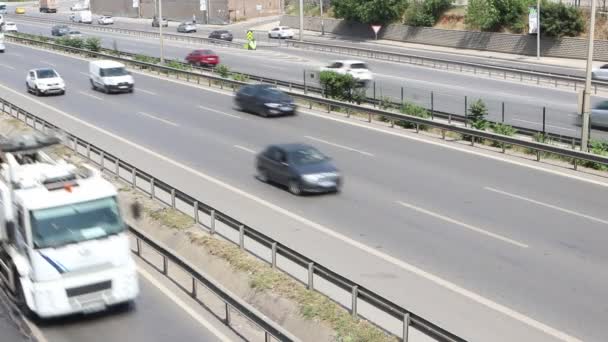 Tráfico de coches de ciudad en la autopista de la ciudad moderna — Vídeo de stock